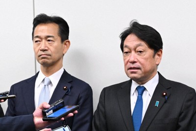 国民民主党の浜口誠政調会長らとの会談を受け、記者の質問に答える自民党の小野寺五典政調会長（右）と公明党の岡本三成政調会長＝衆院第2議員会館で2024年11月19日午後2時54分、平田明浩撮影