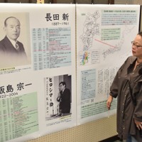 展示を解説する久保田明子助教＝広島市南区の広島大医学部医学資料館で2024年10月29日、根本佳奈撮影