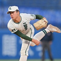 早稲田実との決勝で力投する二松学舎大付の先発・河内紬＝神宮球場で2024年11月7日、新宮巳美撮影