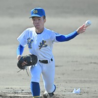 青森山田との決勝で力投する聖光学院の先発・大嶋哲平＝福島県いわき市のヨークいわきスタジアムで2024年10月20日、新宮巳美撮影