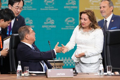 アジア太平洋経済協力会議（APEC）でペルーのボルアルテ大統領とあいさつする石破茂首相＝首相官邸のホームページより