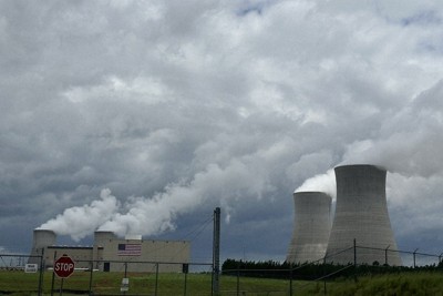 電力会社ジョージアパワーのボーグル原発1、2号機（左）と3、4号機（右）＝米ウェインズボロで2024年8月7日、大久保渉撮影