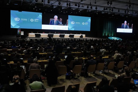 国連気候変動枠組み条約第29回締約国会議（COP29）の全体会合の様子＝アゼルバイジャン・バクーで2024年11月18日、AP