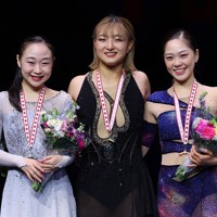 スケートカナダで表彰台に立つ（左から）2位の松生理乃選手、1位の坂本花織選手、3位の吉田陽菜選手＝カナダ・ハリファクスで2024年10月26日、猪飼健史撮影