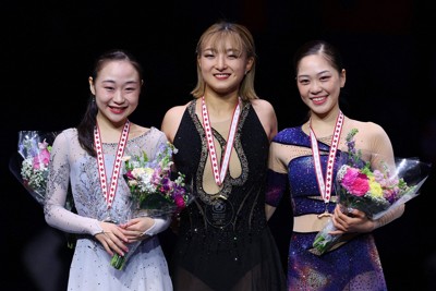 スケートカナダで表彰台に立つ（左から）2位の松生理乃選手、1位の坂本花織選手、3位の吉田陽菜選手＝カナダ・ハリファクスで2024年10月26日、猪飼健史撮影