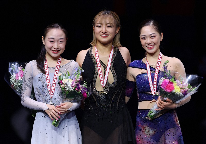 スケートカナダで表彰台に立つ（左から）2位の松生理乃選手、1位の坂本花織選手、3位の吉田陽菜選手＝カナダ・ハリファクスで2024年10月26日、猪飼健史撮影