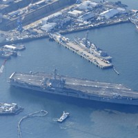 米海軍横須賀基地に入港する米海軍の原子力空母ジョージ・ワシントン＝2024年11月22日午前8時53分、本社ヘリから