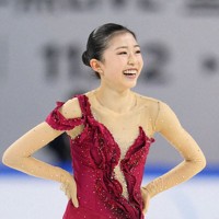 女子フリーの演技を終え、笑顔の千葉百音＝重慶で23日、共同