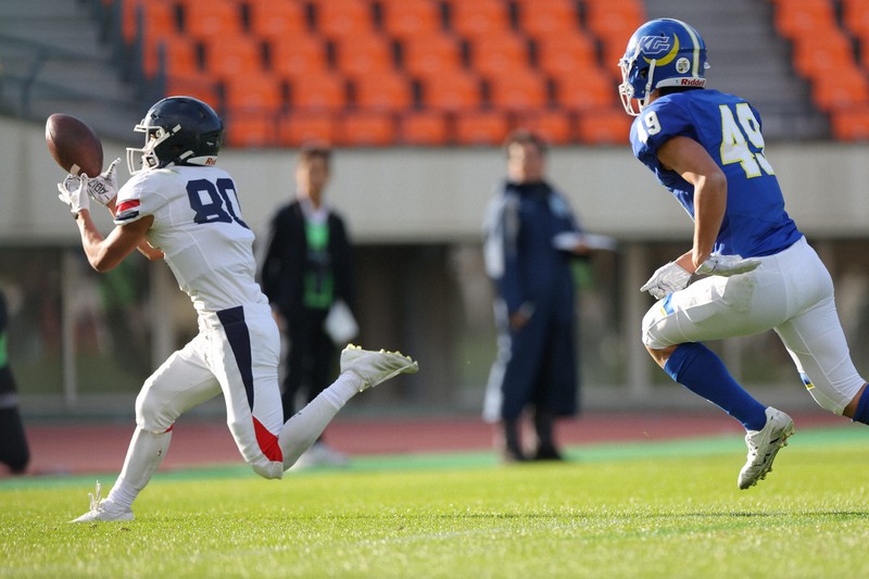 【関学大ー慶大】第4クオーター、タッチダウンを決める慶大のWR藤崎志恩＝神戸ユニバー記念競技場で2024年11月23日、長澤凜太郎撮影