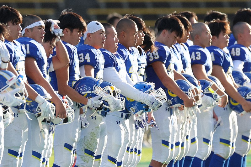 【関学大ー慶大】試合に勝利した関学大の選手たち＝神戸ユニバー記念競技場で2024年11月23日、長澤凜太郎撮影