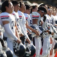 【関学大ー慶大】試合に敗れ涙を流す慶大の選手たち＝神戸ユニバー記念競技場で2024年11月23日、長澤凜太郎撮影