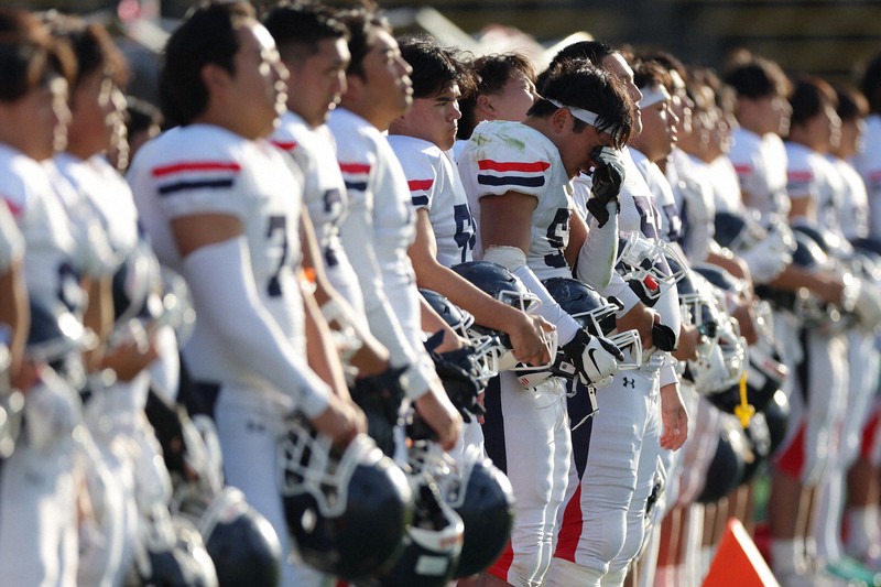 【関学大ー慶大】試合に敗れ涙を流す慶大の選手たち＝神戸ユニバー記念競技場で2024年11月23日、長澤凜太郎撮影