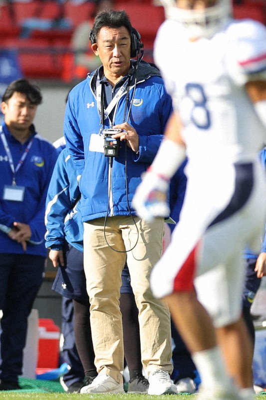 【関学大－慶大】関学大の大村和輝監督＝神戸ユニバー記念競技場で2024年11月23日、長澤凜太郎撮影