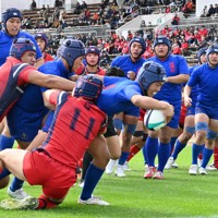 【長崎北陽台－長崎南山】前半1分、長崎北陽台のSH牟田が先制のトライを決める＝長崎市柿泊町で