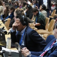 国連気候変動枠組み条約第29回締約国会議（COP29）の最後の全体会合。資金を巡って交渉は難航し、会期を1日以上延長した＝アゼルバイジャン・バクーで11月24日、AP