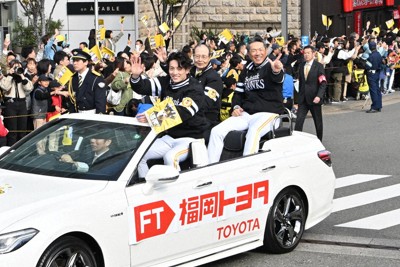 リーグ優勝パレードで沿道のファンに手を振るプロ野球・福岡ソフトバンクホークスの選手ら＝福岡市博多区で2024年11月24日午前11時8分、平川義之撮影