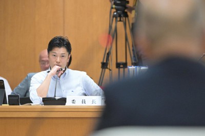 出席者の証言を聞く兵庫県議会調査特別委員会の奥谷謙一委員長＝神戸市中央区で2024年9月6日午前10時53分、山崎一輝撮影