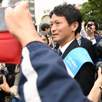 兵庫県知事選が告示され、支援者らの間を歩く斎藤元彦氏＝神戸市中央区で2024年10月31日午前9時56分、大西岳彦撮影