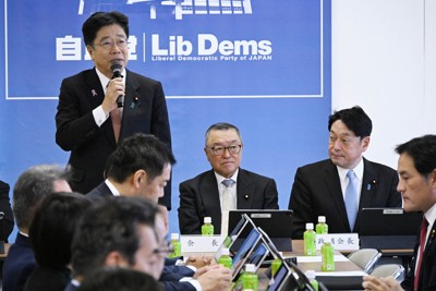 自民党の政務調査会・税制調査会の総会で発言する加藤勝信財務相（奥左）。奥中央は宮沢洋一税調会長、奥右は小野寺五典政調会長＝同党本部で2024年11月25日午後2時5分、平田明浩撮影