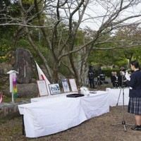 太平洋戦争中に起きた日米両軍による空中戦の戦死者を追悼する式典＝諫早市で