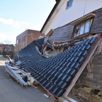 能登半島地震から11カ月近くがたっても倒壊した家屋が残る石川県輪島市の市街地＝2024年11月25日午後1時31分、国本ようこ撮影