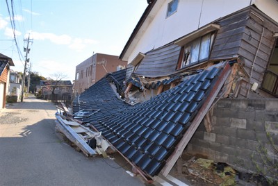 能登半島地震から11カ月近くがたっても倒壊した家屋が残る石川県輪島市の市街地＝2024年11月25日午後1時31分、国本ようこ撮影