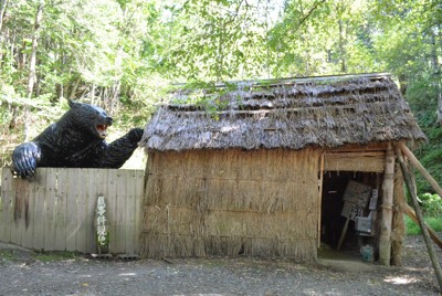 実際の現場付近で、クマが襲った開拓農家を再現した「三毛別羆事件復元地」。苫前町ホームページは「スリルを感じる隠れた人気の観光スポット」として紹介している＝北海道苫前町で2024年9月9日午前11時53分、伊藤遥撮影