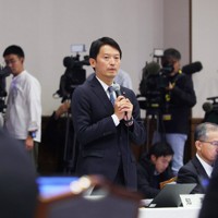 県内市町長との懇話会であいさつする斎藤元彦兵庫県知事（中央）＝神戸市中央区で2024年11月26日午後3時34分、梅田麻衣子撮影