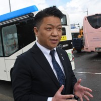 取材に応じる大阪府岸和田市の永野耕平市長＝岸和田市で2024年11月28日午前11時3分、中村宰和撮影