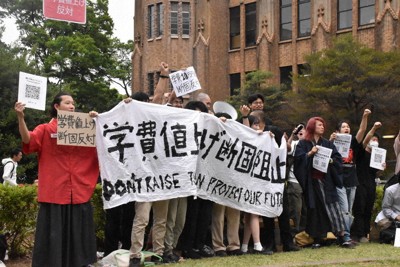 授業料引き上げの方針が報じられた後、「学費値上げ断固阻止」の横断幕を掲げ、東大本郷キャンパス内でデモを実施する学生ら＝東京都文京区で2024年5月19日、西本紗保美撮影