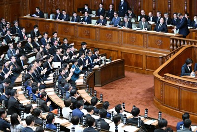 衆院本会議で所信表明演説を行った石破茂首相に拍手を送る自民党議員ら＝国会内で2024年11月29日午後3時35分、平田明浩撮影