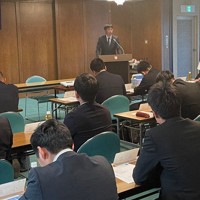 甲子園塾で沖縄尚学の比嘉公也監督の講演を聞く参加者たち＝大阪市西区で2024年11月29日、長宗拓弥撮影