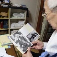 森滝市郎さんや藤居平一さんの写真を手に思い出を語る田中聡司さん＝広島市西区で2024年11月23日午前11時31分、安徳祐撮影