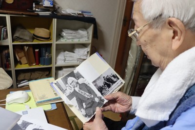 森滝市郎さんや藤居平一さんの写真を手に思い出を語る田中聡司さん＝広島市西区で2024年11月23日午前11時31分、安徳祐撮影