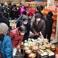 本格的な営業を再開し、大勢の住民が訪れた「もとやスーパー」の店内＝石川県輪島市町野町で2024年11月30日午後1時18分、阿部弘賢撮影