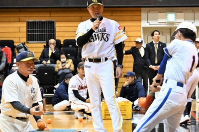 打撃を指導する小久保裕紀さん（中央）＝和歌山市梅原のノーリツアリーナ和歌山で、藤木俊治撮影