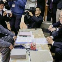 公明党の斉藤代表（右）と面会する被団協代表委員の箕牧智之さん＝北広島町で、共同