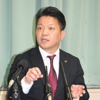 記者の質問に答える永野耕平市長＝大阪府岸和田市で2024年12月2日午後3時18分、中村宰和撮影