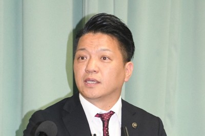 記者の質問に答える永野耕平市長＝大阪府岸和田市で2024年12月2日午後3時18分、中村宰和撮影