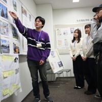 広島訪問の様子を写真で紹介する展示＝京都市北区で2024年11月7日午後5時11分、宇城昇撮影