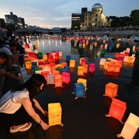 原爆犠牲者の鎮魂と平和への願いを込めて流される灯籠＝広島市中区で2024年8月6日、大西岳彦撮影