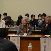 パネルディスカッションで参加者を前に話す専門家ら＝神戸市北区で、山本康介撮影