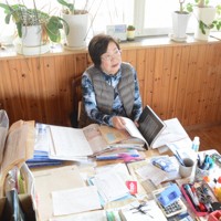 2023年2月から鹿児島県原爆被爆者協議会の事務所を兼ねる西上床キヨ子会長の自宅。机には協議会の資料などが所狭しと並ぶ＝同県伊佐市で2024年11月24日午前11時54分、尾形有菜撮影