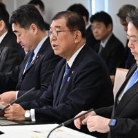 能登半島地震の復旧・復興支援本部の会議で発言する石破茂首相（右から2人目）。右は林芳正官房長官、右から3人目は坂井学防災担当相＝首相官邸で2024年12月3日午前9時24分、平田明浩撮影