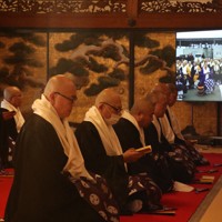 石川県輪島市とオンラインで結び、法会を営む僧侶ら＝和歌山県高野町の高野山真言宗総本山金剛峯寺で2024年12月3日午後2時37分、藤原弘撮影