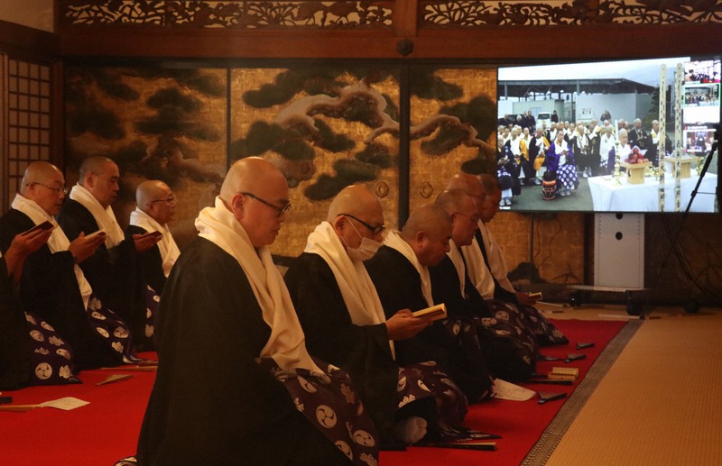 石川県輪島市とオンラインで結び、法会を営む僧侶ら＝和歌山県高野町の高野山真言宗総本山金剛峯寺で2024年12月3日午後2時37分、藤原弘撮影