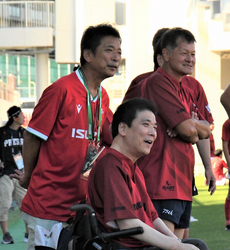 チームメートらとマスターズ花園の試合を見つめる和歌山工高OBの広野昇さん（手前）＝東大阪市花園ラグビー場で2024年10月13日午後2時53分、石川裕士撮影