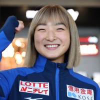 グランプリファイナル出場のためフランスのリヨン空港に到着した坂本花織＝2024年12月3日、猪飼健史撮影