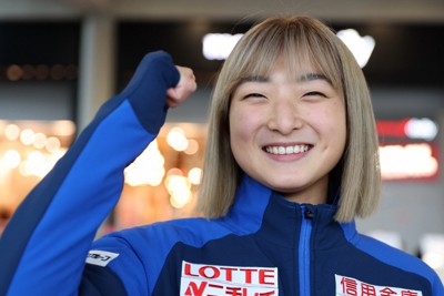 グランプリファイナル出場のためフランスのリヨン空港に到着した坂本花織＝2024年12月3日、猪飼健史撮影