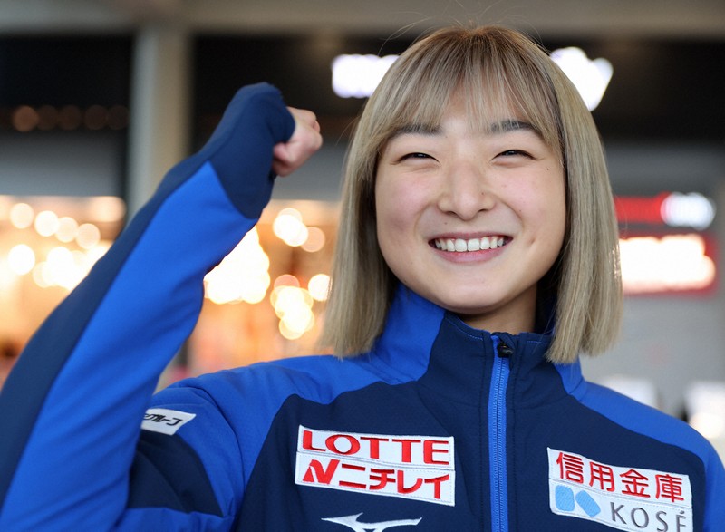 グランプリファイナル出場のためフランスのリヨン空港に到着した坂本花織＝2024年12月3日、猪飼健史撮影